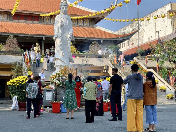 Nhiều người Việt đi chùa đầu năm